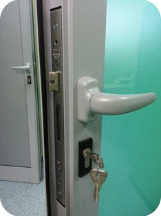 Фото замка входной алюминиевой двери