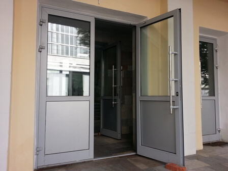 Фото алюминиевых дверей с термомостом (теплые) в офис