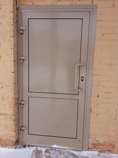 Фото входной алюминиевой двери (холодной) на улице
