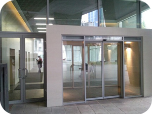 Фото автоматических входных алюминиевых дверей в здание офисов