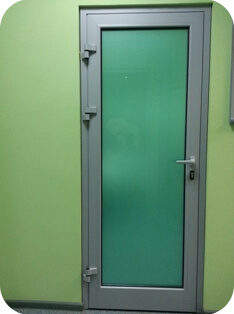 Фото входной алюминиевой двери (холодной) в офис