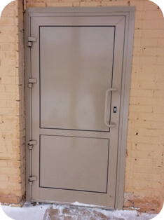Фото входной алюминиевой двери (холодной) на улице