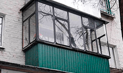 Остекление балкона конструкцией из металла - фотография