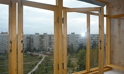 Остекление балкона одинарной деревянной распашной рамы - фотография